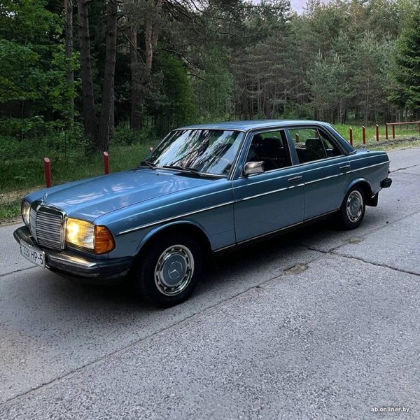 «Машинка для ценителей». Сколько стоит 40-летний Mercedes невероятного голубого цвета? «Машинка для ценителей». Сколько стоит 40-летний Mercedes невероятного голубого цвета?