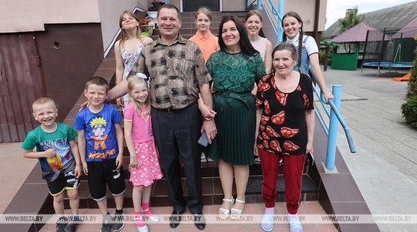 В этой белорусской семье воспитали 25 мальчиков и девочек В этой белорусской семье воспитали 25 мальчиков и девочек