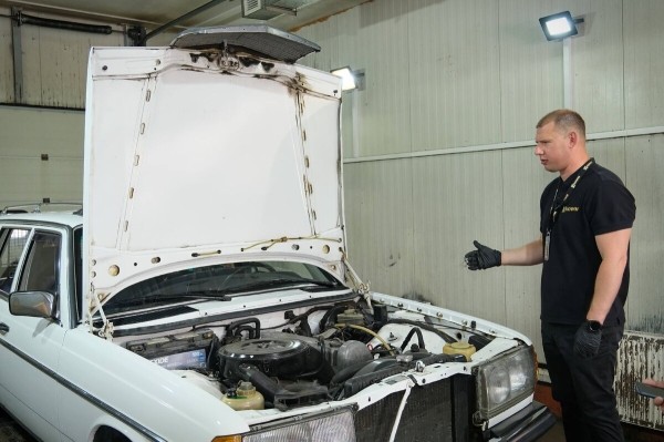 Mercedes-Benz W123 в руках студента: не хватает пятой передачи, зато есть рабочая гидроподвеска Mercedes-Benz W123 в руках студента: не хватает пятой передачи, зато есть рабочая гидроподвеска