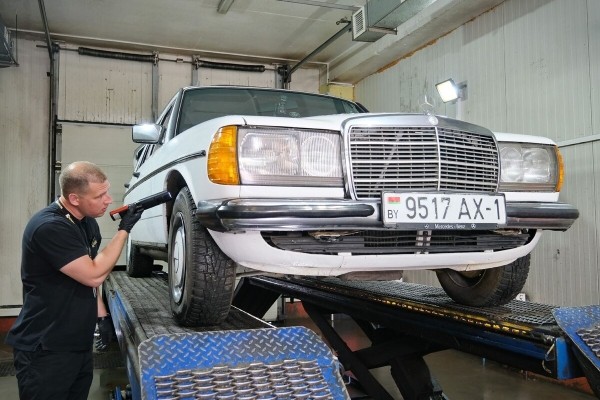 Mercedes-Benz W123 в руках студента: не хватает пятой передачи, зато есть рабочая гидроподвеска Mercedes-Benz W123 в руках студента: не хватает пятой передачи, зато есть рабочая гидроподвеска