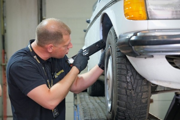 Mercedes-Benz W123 в руках студента: не хватает пятой передачи, зато есть рабочая гидроподвеска Mercedes-Benz W123 в руках студента: не хватает пятой передачи, зато есть рабочая гидроподвеска