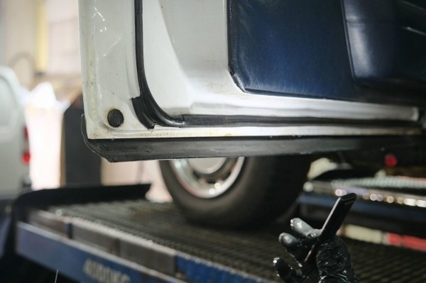 Mercedes-Benz W123 в руках студента: не хватает пятой передачи, зато есть рабочая гидроподвеска Mercedes-Benz W123 в руках студента: не хватает пятой передачи, зато есть рабочая гидроподвеска