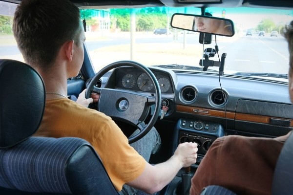 Mercedes-Benz W123 в руках студента: не хватает пятой передачи, зато есть рабочая гидроподвеска Mercedes-Benz W123 в руках студента: не хватает пятой передачи, зато есть рабочая гидроподвеска