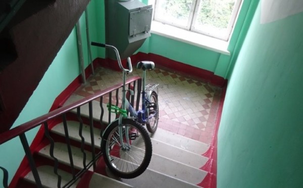 Как поступить, если велосипеды соседей мешают проходу на лестничной клетке Как поступить, если велосипеды соседей мешают проходу на лестничной клетке