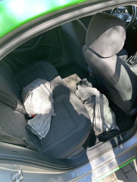 «За 3 часа посчитали только половину». Парень принес 12-литровое ведро монет в банк «За 3 часа посчитали только половину». Парень принес 12-литровое ведро монет в банк