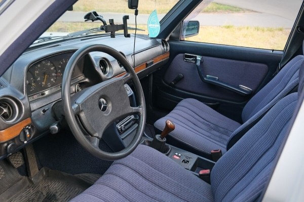 Mercedes-Benz W123 в руках студента: не хватает пятой передачи, зато есть рабочая гидроподвеска Mercedes-Benz W123 в руках студента: не хватает пятой передачи, зато есть рабочая гидроподвеска