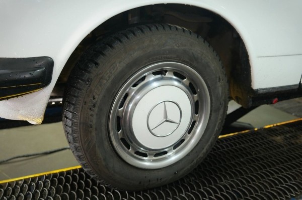 Mercedes-Benz W123 в руках студента: не хватает пятой передачи, зато есть рабочая гидроподвеска Mercedes-Benz W123 в руках студента: не хватает пятой передачи, зато есть рабочая гидроподвеска