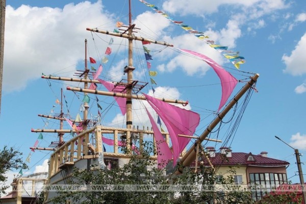 Романтика! В Пинске на арт-объекте «Корабль» подняли паруса