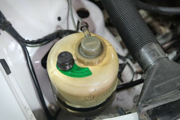 Mercedes-Benz W123 в руках студента: не хватает пятой передачи, зато есть рабочая гидроподвеска Mercedes-Benz W123 в руках студента: не хватает пятой передачи, зато есть рабочая гидроподвеска