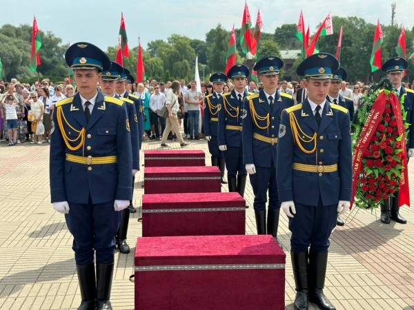 В Брестской крепости перезахоронили останки защитников легендарной цитадели над Бугом В Брестской крепости перезахоронили останки защитников легендарной цитадели над Бугом