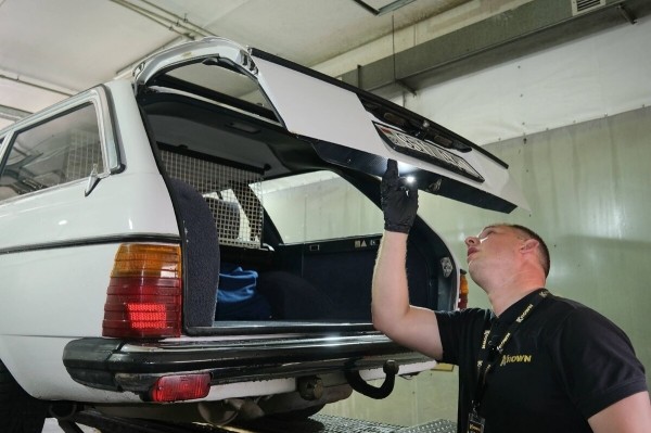 Mercedes-Benz W123 в руках студента: не хватает пятой передачи, зато есть рабочая гидроподвеска Mercedes-Benz W123 в руках студента: не хватает пятой передачи, зато есть рабочая гидроподвеска