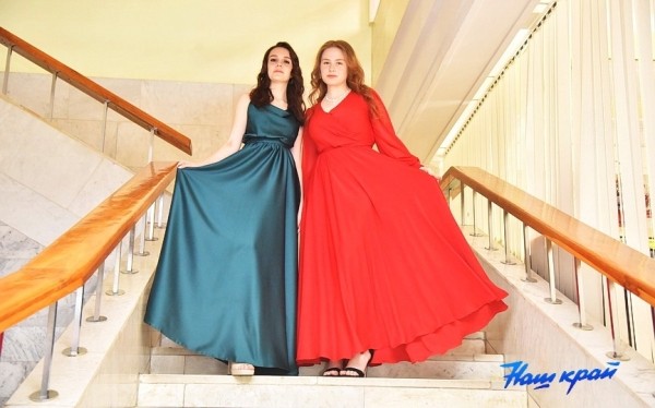 Почти как в Голливуде: хит-парад нарядов барановичских выпускниц Почти как в Голливуде: хит-парад нарядов барановичских выпускниц