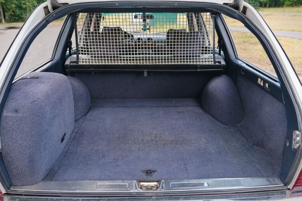 Mercedes-Benz W123 в руках студента: не хватает пятой передачи, зато есть рабочая гидроподвеска Mercedes-Benz W123 в руках студента: не хватает пятой передачи, зато есть рабочая гидроподвеска