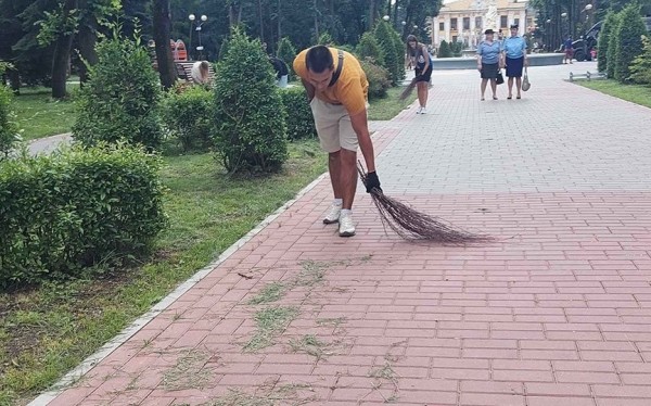 Трудотерапия пойдет на пользу. В Барановичах парк убирали те, кто чаще предпочитает мусорить Трудотерапия пойдет на пользу. В Барановичах парк убирали те, кто чаще предпочитает мусорить