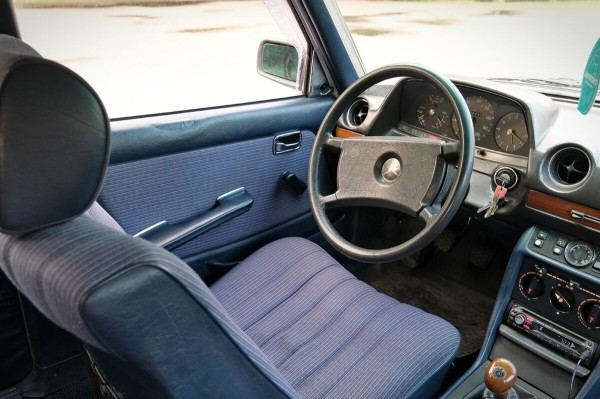 Mercedes-Benz W123 в руках студента: не хватает пятой передачи, зато есть рабочая гидроподвеска Mercedes-Benz W123 в руках студента: не хватает пятой передачи, зато есть рабочая гидроподвеска