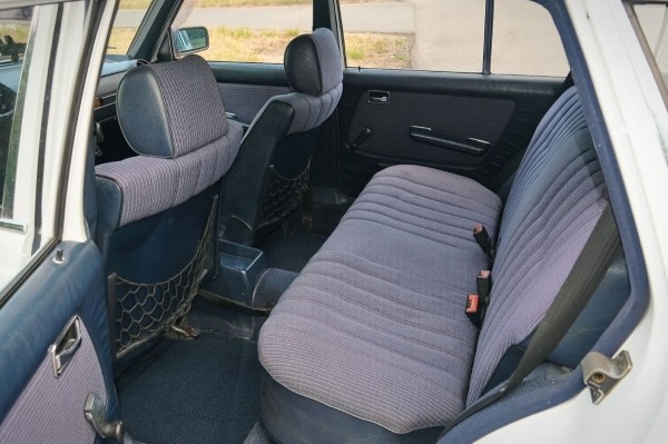 Mercedes-Benz W123 в руках студента: не хватает пятой передачи, зато есть рабочая гидроподвеска Mercedes-Benz W123 в руках студента: не хватает пятой передачи, зато есть рабочая гидроподвеска