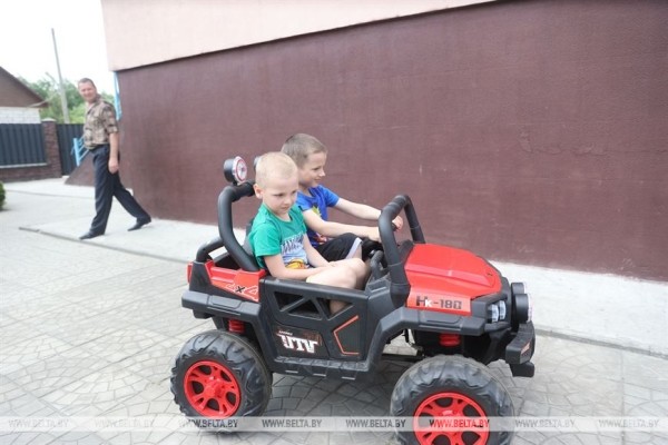 В этой белорусской семье воспитали 25 мальчиков и девочек В этой белорусской семье воспитали 25 мальчиков и девочек