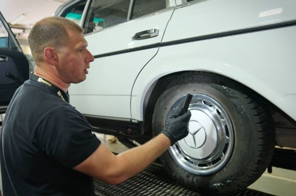 Mercedes-Benz W123 в руках студента: не хватает пятой передачи, зато есть рабочая гидроподвеска Mercedes-Benz W123 в руках студента: не хватает пятой передачи, зато есть рабочая гидроподвеска