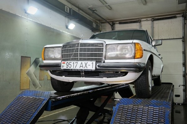Mercedes-Benz W123 в руках студента: не хватает пятой передачи, зато есть рабочая гидроподвеска Mercedes-Benz W123 в руках студента: не хватает пятой передачи, зато есть рабочая гидроподвеска