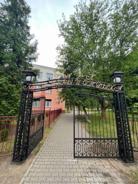 Новая входная группа в Парк культуры и отдыха установлена по улице Наганова у СШ №9