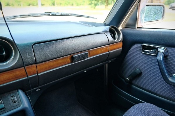 Mercedes-Benz W123 в руках студента: не хватает пятой передачи, зато есть рабочая гидроподвеска Mercedes-Benz W123 в руках студента: не хватает пятой передачи, зато есть рабочая гидроподвеска