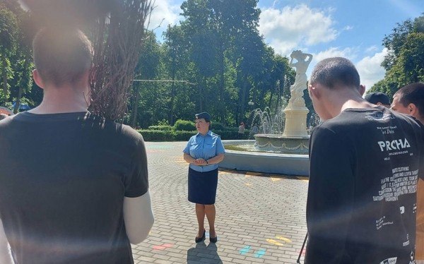 Трудотерапия пойдет на пользу. В Барановичах парк убирали те, кто чаще предпочитает мусорить Трудотерапия пойдет на пользу. В Барановичах парк убирали те, кто чаще предпочитает мусорить