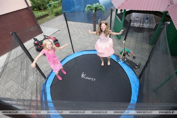 В этой белорусской семье воспитали 25 мальчиков и девочек В этой белорусской семье воспитали 25 мальчиков и девочек