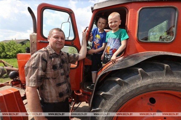 В этой белорусской семье воспитали 25 мальчиков и девочек В этой белорусской семье воспитали 25 мальчиков и девочек