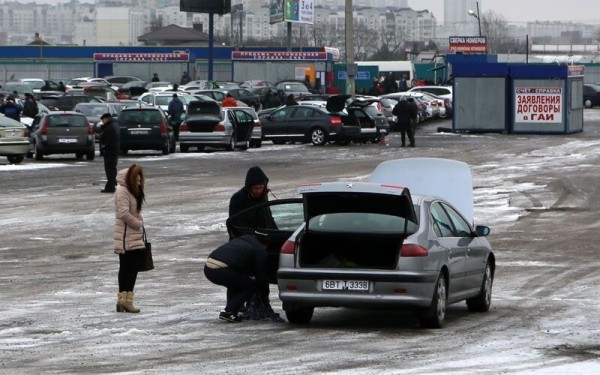 «Она стоила $16 900, но 300 долларов нам сбросили». Белорусы купили внедорожник в автохаусе — остались без денег и машины «Она стоила $16 900, но 300 долларов нам сбросили». Белорусы купили внедорожник в автохаусе — остались без денег и машины