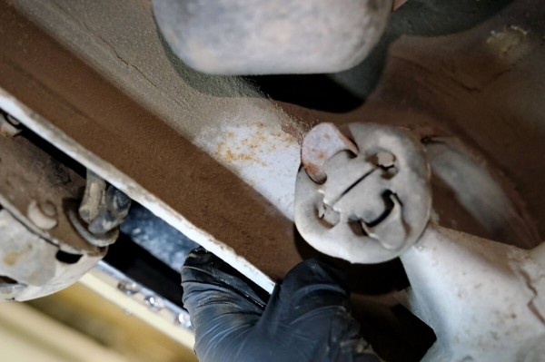 Mercedes-Benz W123 в руках студента: не хватает пятой передачи, зато есть рабочая гидроподвеска Mercedes-Benz W123 в руках студента: не хватает пятой передачи, зато есть рабочая гидроподвеска