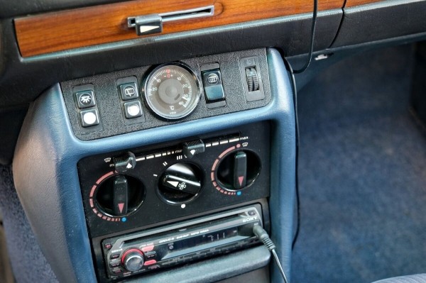 Mercedes-Benz W123 в руках студента: не хватает пятой передачи, зато есть рабочая гидроподвеска Mercedes-Benz W123 в руках студента: не хватает пятой передачи, зато есть рабочая гидроподвеска