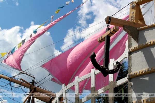 Романтика! В Пинске на арт-объекте «Корабль» подняли паруса