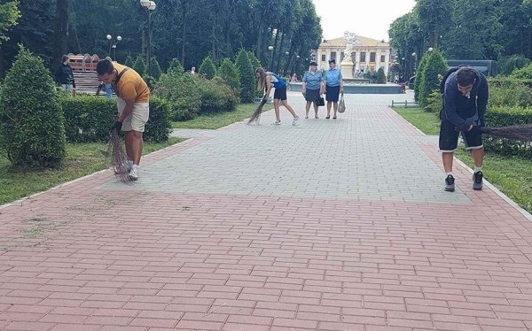 Трудотерапия пойдет на пользу. В Барановичах парк убирали те, кто чаще предпочитает мусорить Трудотерапия пойдет на пользу. В Барановичах парк убирали те, кто чаще предпочитает мусорить