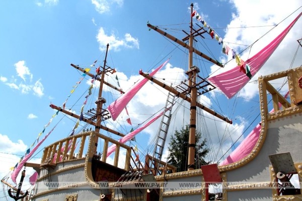 Романтика! В Пинске на арт-объекте «Корабль» подняли паруса