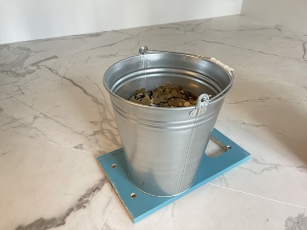 «За 3 часа посчитали только половину». Парень принес 12-литровое ведро монет в банк «За 3 часа посчитали только половину». Парень принес 12-литровое ведро монет в банк