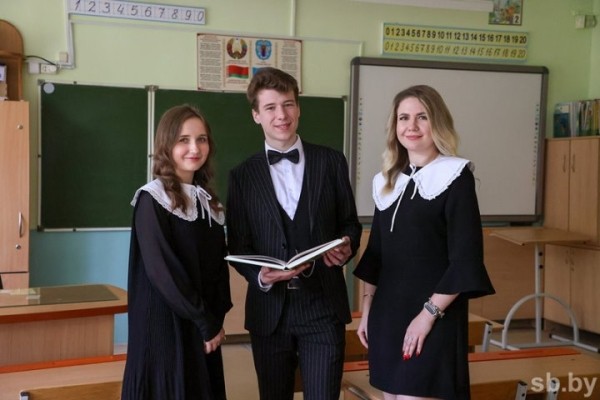В Беларуси показали школьную форму для учителей В Беларуси показали школьную форму для учителей