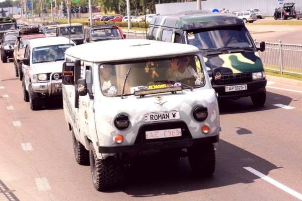 Парадом внедорожников и ретромобилей от Брестской крепости стартовал «БрестДжипФест 2023». Фоторепортаж Парадом внедорожников и ретромобилей от Брестской крепости стартовал «БрестДжипФест 2023». Фоторепортаж