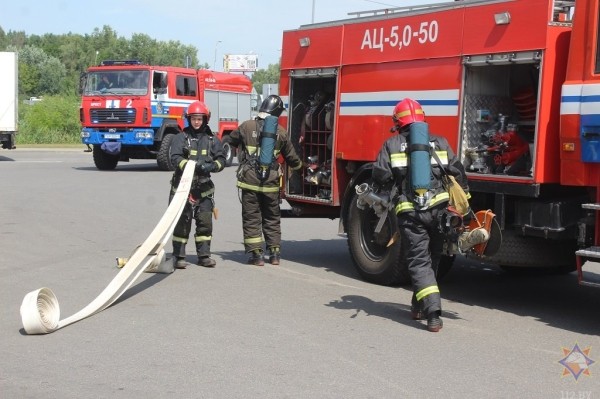 В Бресте сотрудники МЧС отработали тактико-специальное занятие «Организация тушения пожаров на АЗС» В Бресте сотрудники МЧС отработали тактико-специальное занятие «Организация тушения пожаров на АЗС»
