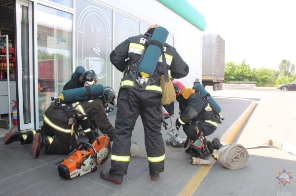 В Бресте сотрудники МЧС отработали тактико-специальное занятие «Организация тушения пожаров на АЗС» В Бресте сотрудники МЧС отработали тактико-специальное занятие «Организация тушения пожаров на АЗС»