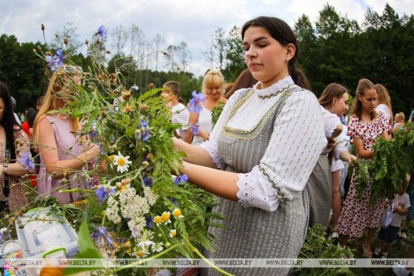 «Хочется больше народных праздников». Шумно и весело отметили Купалье в Беловежской пуще «Хочется больше народных праздников». Шумно и весело отметили Купалье в Беловежской пуще