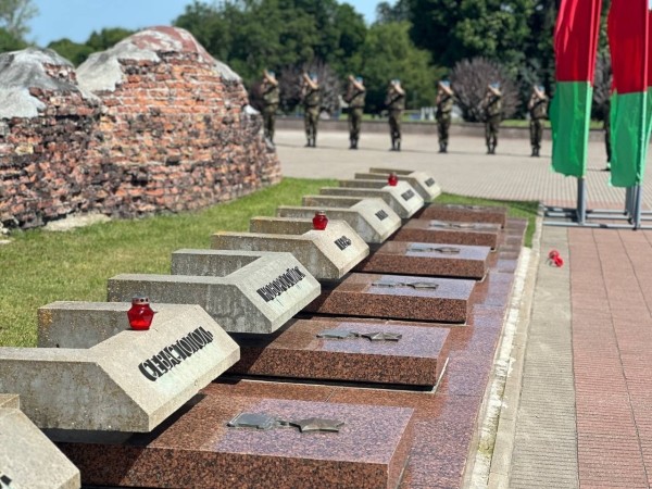 Брест отмечает День Независимости Брест отмечает День Независимости