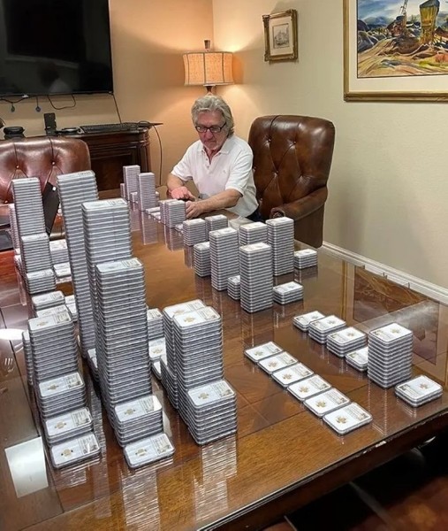 Мужчина откопал 700 золотых монет. Клад может стоить миллионы долларов Мужчина откопал 700 золотых монет. Клад может стоить миллионы долларов