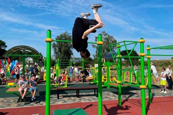 В Кобрине на набережной открыли воркаут-площадку В Кобрине на набережной открыли воркаут-площадку