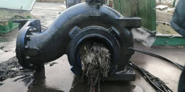 Монстры в наших трубах. Коммунальщики напомнили, что бывает, если сливать в канализацию всякое «непотребство» Монстры в наших трубах. Коммунальщики напомнили, что бывает, если сливать в канализацию всякое «непотребство»