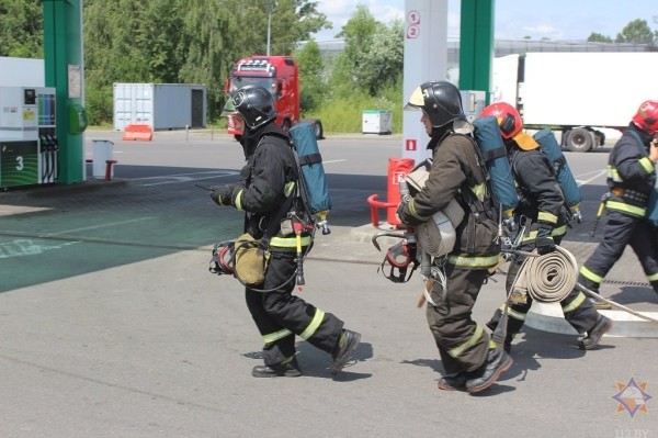 В Бресте сотрудники МЧС отработали тактико-специальное занятие «Организация тушения пожаров на АЗС» В Бресте сотрудники МЧС отработали тактико-специальное занятие «Организация тушения пожаров на АЗС»