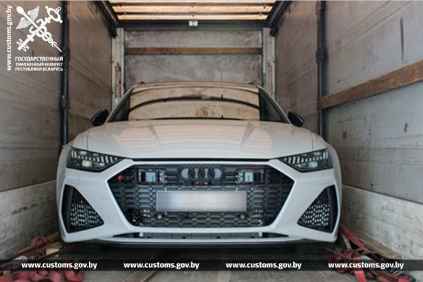 Эти премиальные машины везли через Беларусь в Казахстан, но таможенники заподозрили неладное Эти премиальные машины везли через Беларусь в Казахстан, но таможенники заподозрили неладное