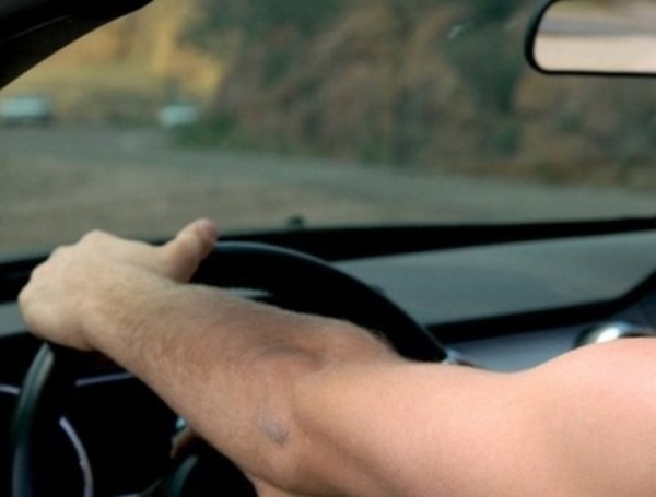 Неожиданный вопрос: можно ли летом водить авто голыми? Что говорит закон