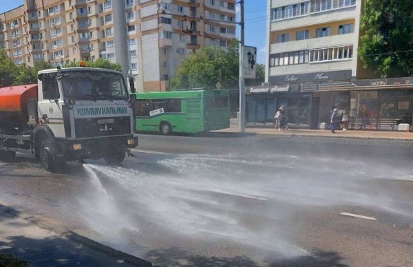 На улицах города охлаждают раскалённый асфальт. Видеофакт На улицах города охлаждают раскалённый асфальт. Видеофакт