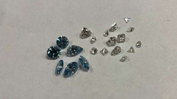 Сотрудник авиакомпании из ОАЭ перевозил бриллианты в трусах Сотрудник авиакомпании из ОАЭ перевозил бриллианты в трусах