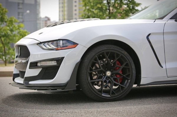 «Геометрия не пострадала, безопасность — целая». Белорус привёз из Америки 466-сильный Ford Mustang GT